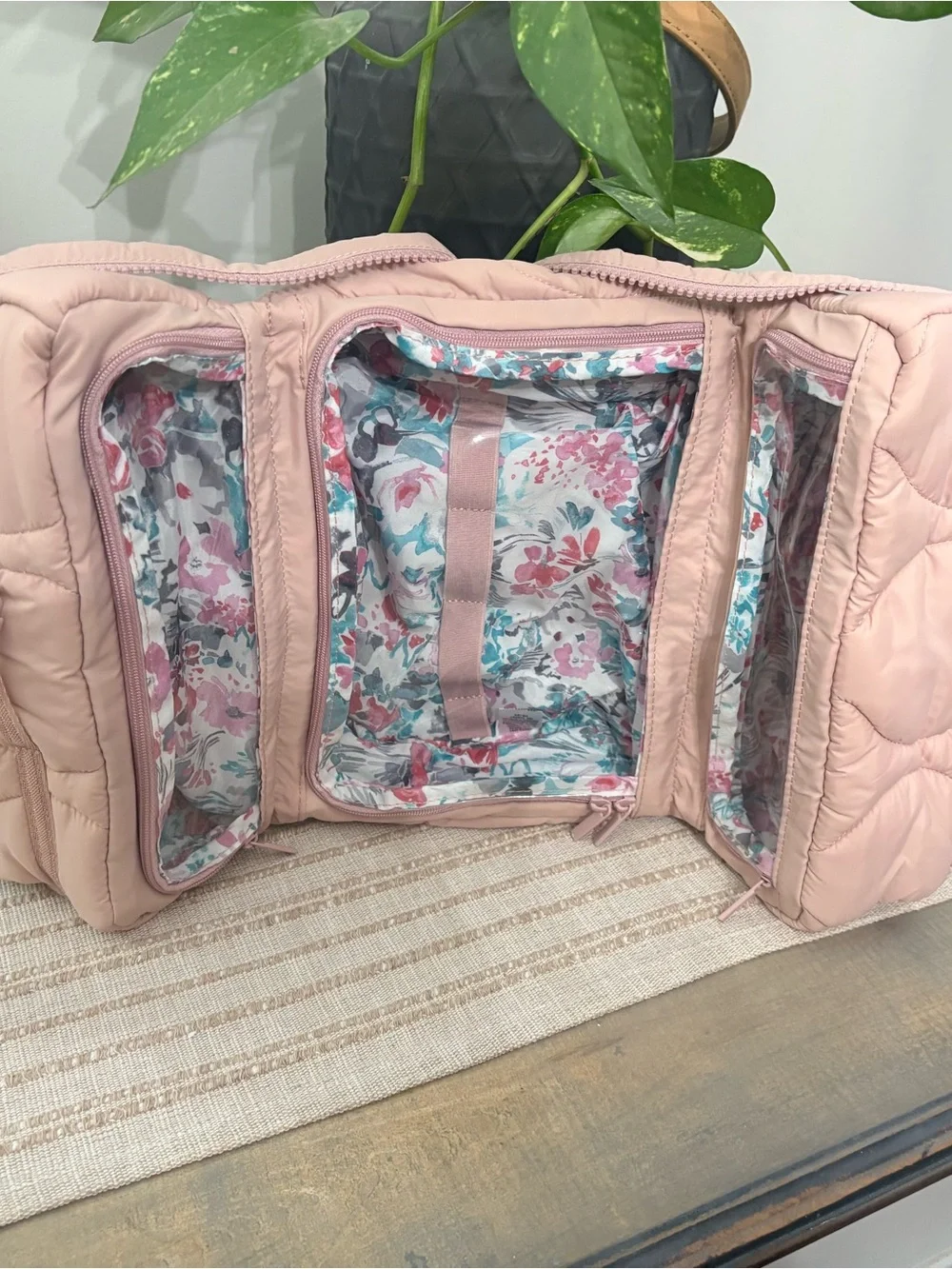 Vera Bradley Featherweight Hanging Organizer in Rose Quartz like new
